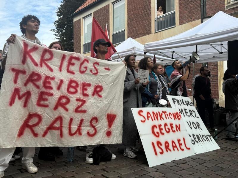 Antimilitarist:innen protestieren gegen Kanzler Merz in Münster 
