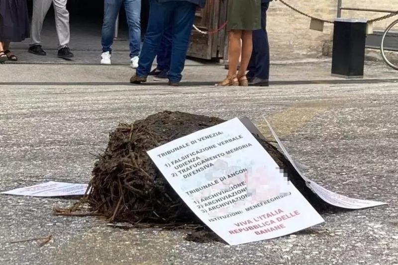 Letame e volantini offensivi davanti al tribunale di Ancona: indagini in corso