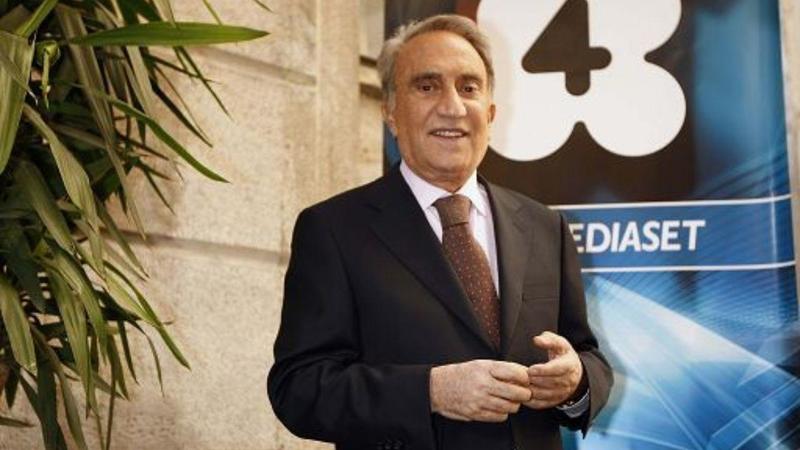 Emilio Fede è morto, addio al direttore che ha fatto la storia dell’informazione in tv: gli esordi in Rai, il Tg4 e l’amicizia con Berlusconi