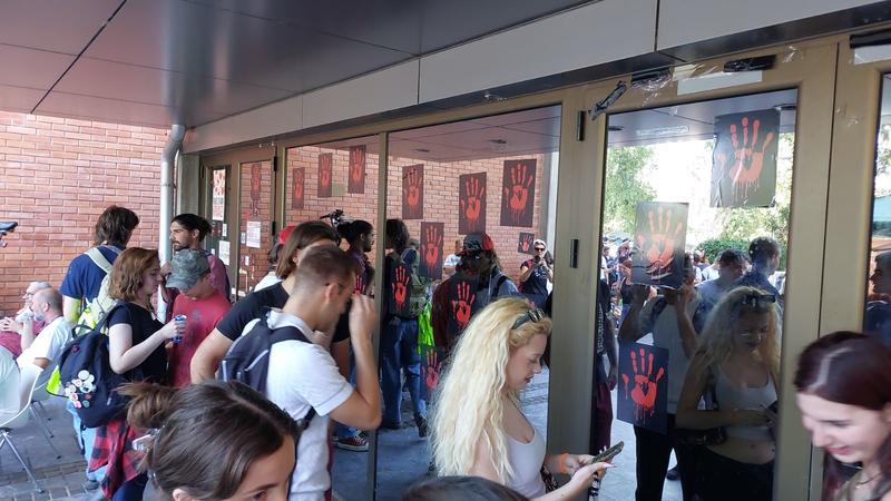 Novosadski studenti i građani ponovo ispred Filozofskog: Traže svoje stvari iz zgrade koju čuva policija