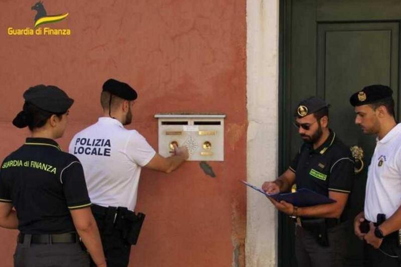 Affitti brevi, stretta su garage e capannoni per turisti. “Faremo emergere le irregolarità”