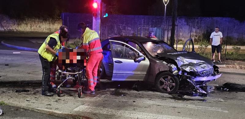 Livorno, schianto auto-taxi in via Firenze: la fuga del giovane “pirata” ha le ore contate