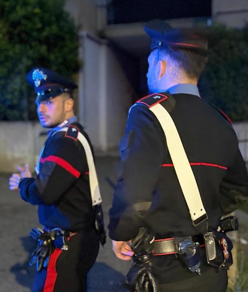 Punta la scacciacani contro l’amica. I passanti lo bloccano: denunciato