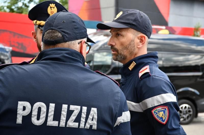 Furti di scooter a Bologna, il Gps incastra un 18enne. In casa aveva soldi falsi