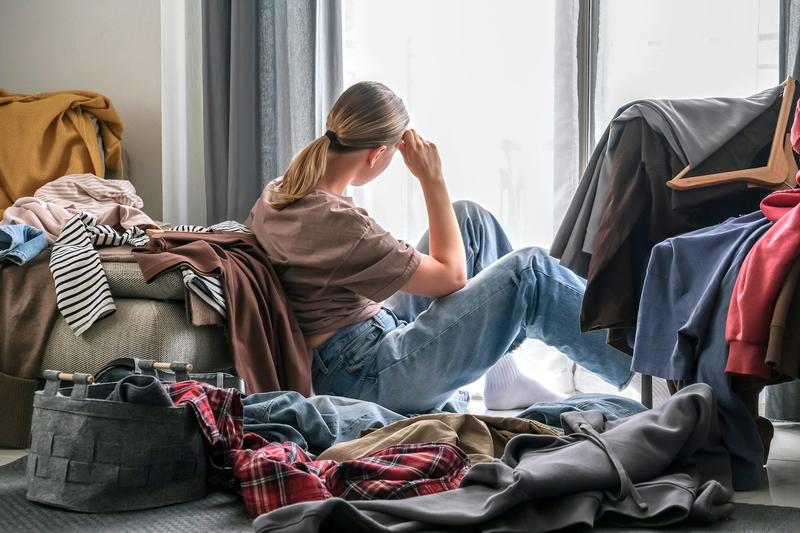 Surconsommation de vêtements : pourquoi la garde-robe des Français déborde
