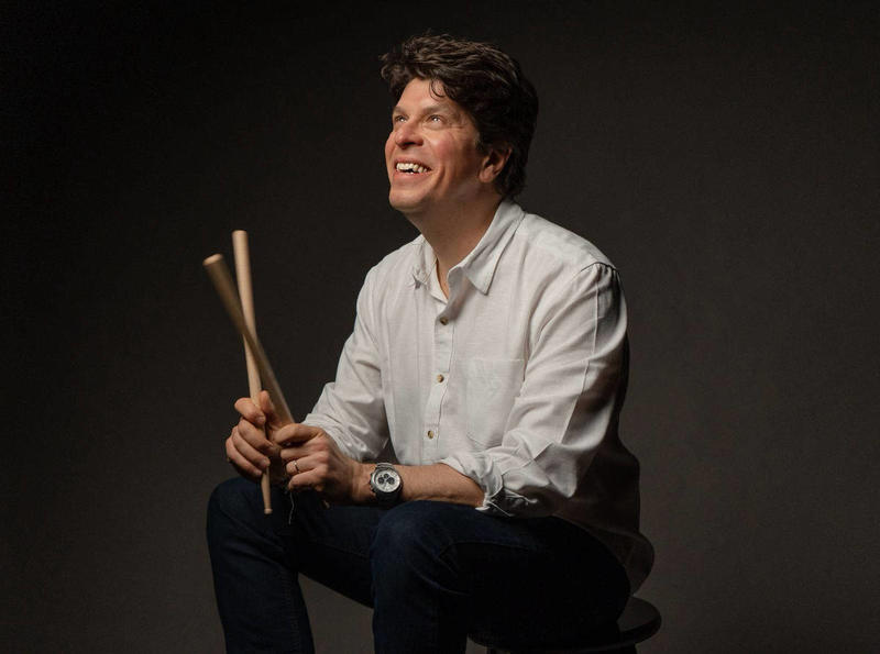 Trio do baterista Edu Ribeiro celebra música instrumental com convidado internacional