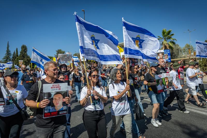Hostages’ families, supporters march on Netanyahu’s residence ahead of large rally