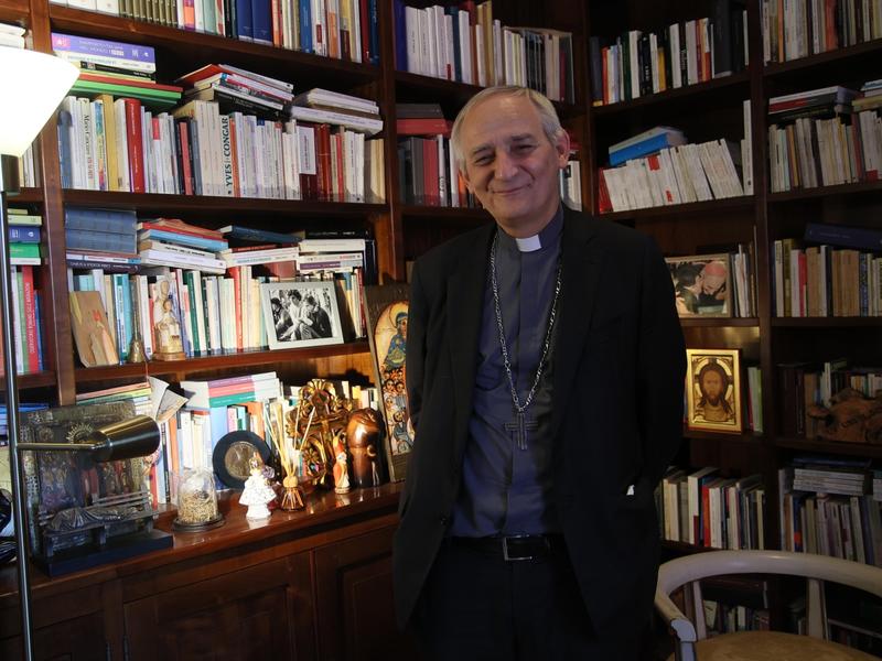 Il cardinale Zuppi: «Papa Leone come Francesco: difenderà gli stranieri perché è scritto nel Vangelo»