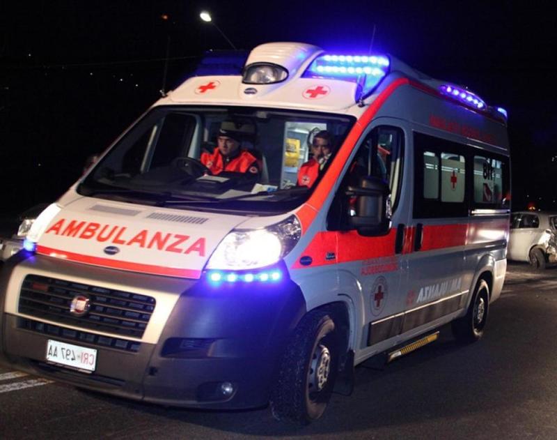 Toscolano, investito da una moto mentre attraversa la strada: morto 59enne