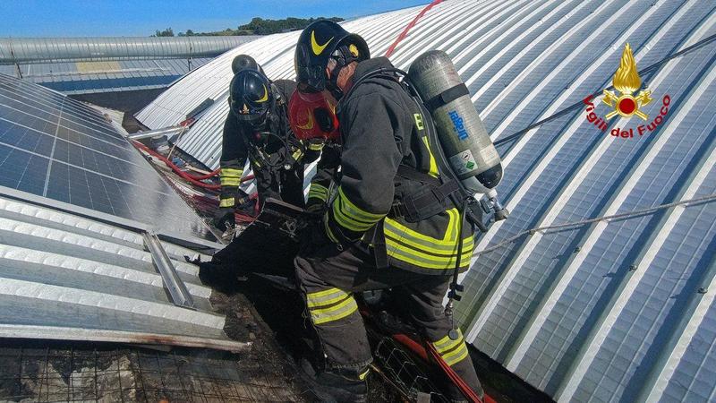 Incendio in un capannone a Villa Fastiggi: paura ma nessun ferito