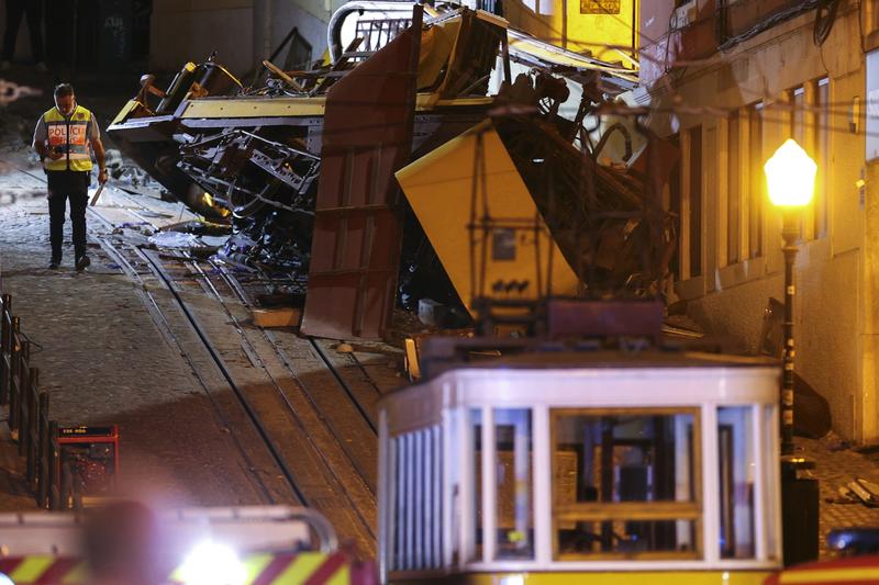 Por qué seguimos usando funiculares como el que acaba de descarrilar en Lisboa