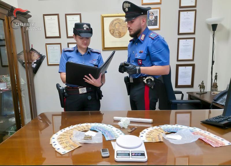 Nascondono in casa hashish, cocaina e metanfetamina: spacciatori in manette