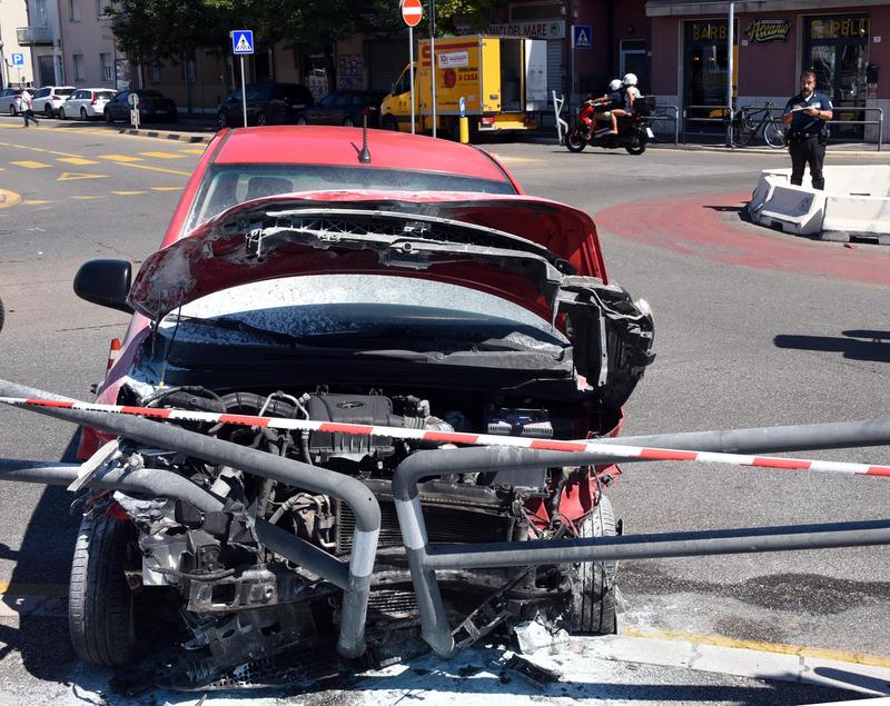 Incidenti a raffica, cartelli abbattuti e una lunga scia di danni: la folle corsa di un automobilista
