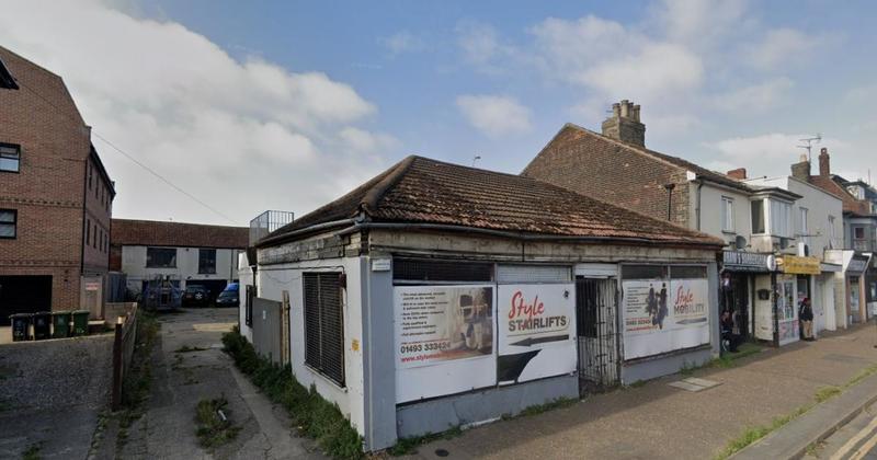 Bid for two flats above empty shop faces objections
