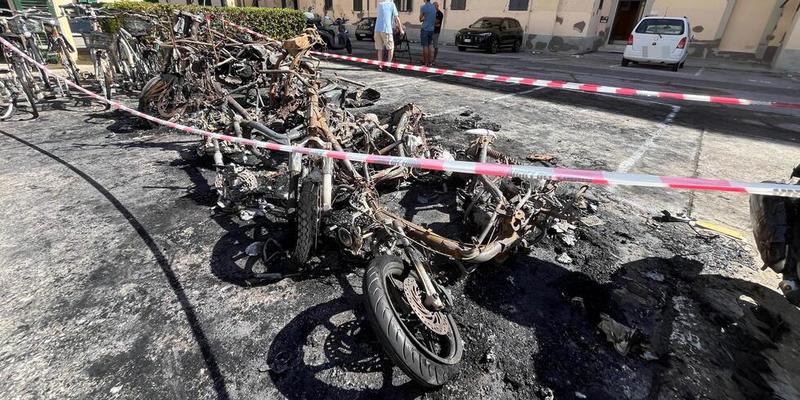 Livorno, incendio nella notte in via Tripoli: sei scooter distrutti dalle fiamme