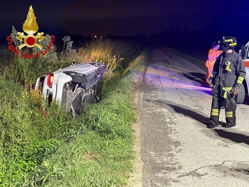 Incidente a Casaletto Lodigiano, un’auto finisce fuori strada nella notte: due feriti