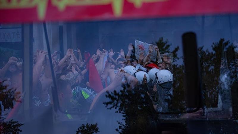 Policija gazi autonomiju univerziteta i pendreči građane