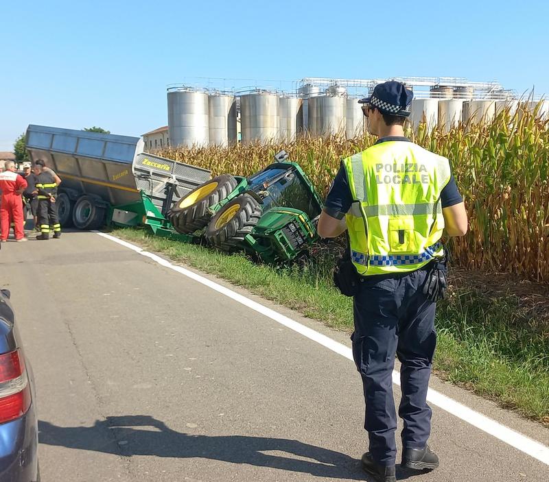 Gualtieri, colpito da malore sbanda col trattore