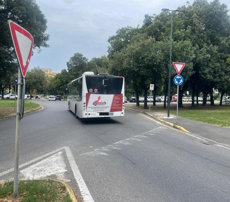 Livorno, multata prof invalida: «Impossibile timbrare col bus in movimento»
