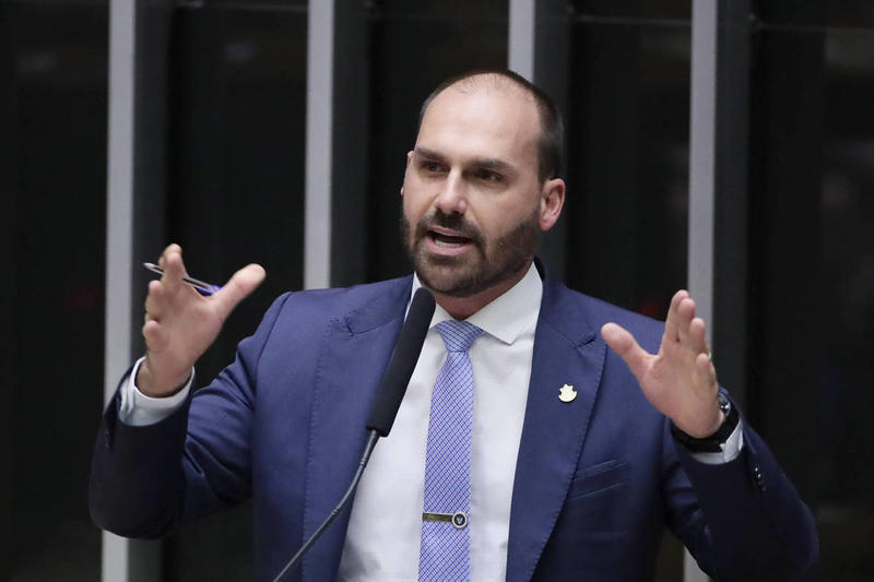 Eduardo Bolsonaro diz que só aceita anistia 'ampla e irrestrita' se incluir seu pai