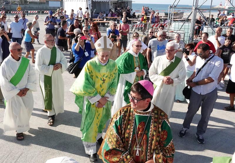 Folla in spiaggia per don Oreste: “Una passione rivoluzionaria e non aveva mezze misure”