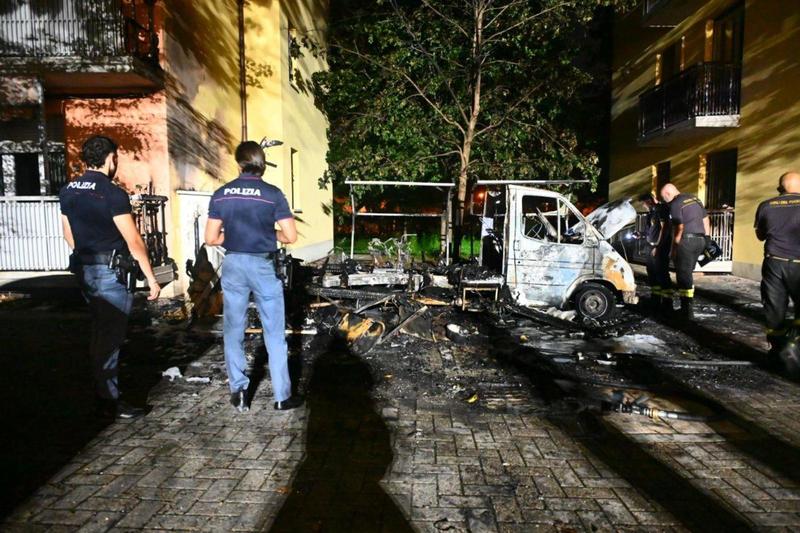 Incendio nel camper, esplosioni e paura nella notte in San Donato. Fiamme altissime, danni a un condominio