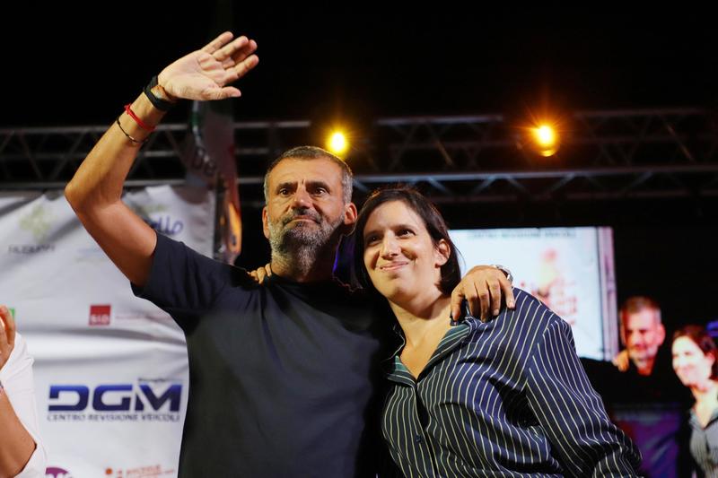 Elezioni Puglia, Decaro dice di sì. Il dem sale sul palco da candidato, dopo un’ultima giornata di balletti