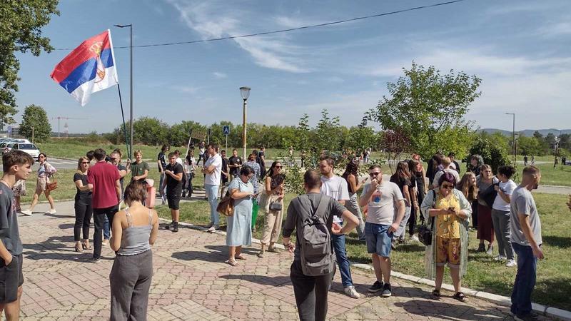 „Uvek ćemo biti tu da se borimo za svoja prava“: Poručili maturanti na protestu podrške otpuštenim profesorima Druge kragujevačke gimnazije (FOTO; VIDEO)