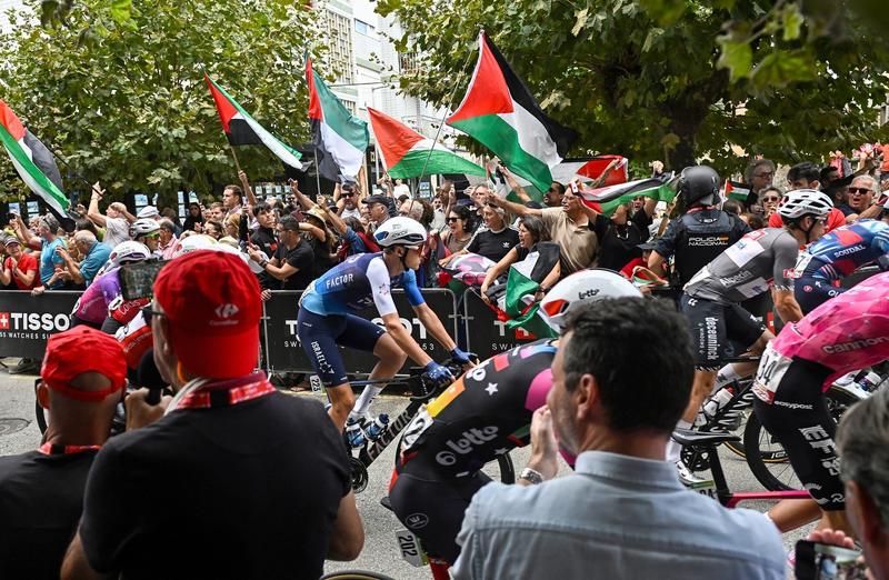 Spanish FM backs banning Israeli cyclists after anti-Israel protesters disrupt race