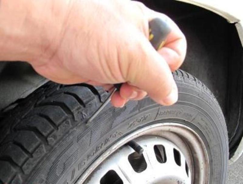 Bucate le gomme di tre auto in sosta alla Scopaia: «Viti conficcate, poi hanno rubato un motorino»