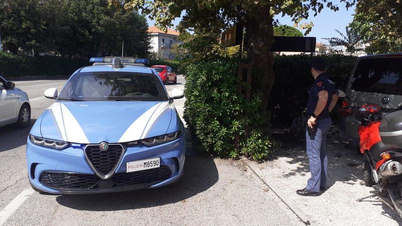 Cassonetti in fiamme e auto danneggiata, indaga la polizia