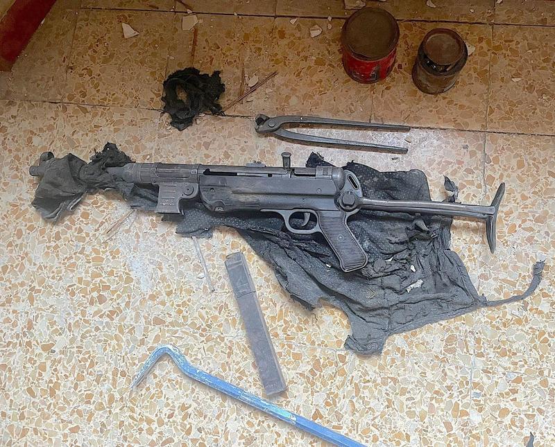 Spunta una mitraglietta della seconda guerra mondiale nella casa dei giovani sposi