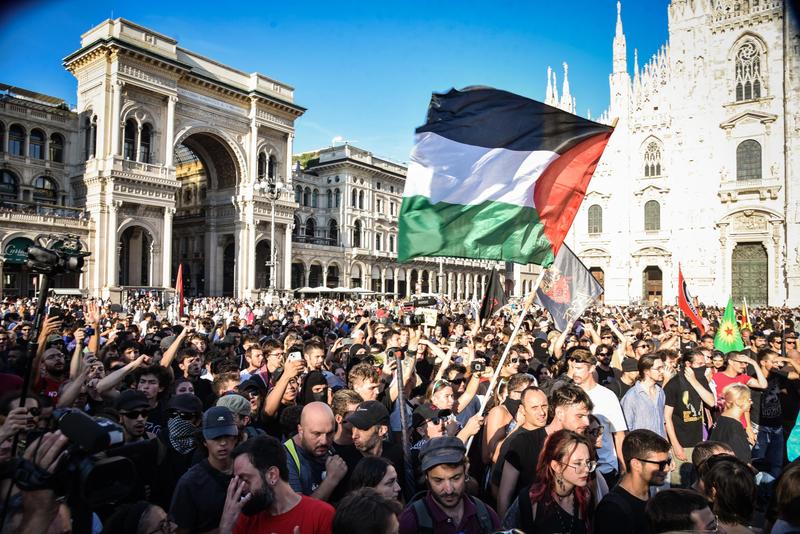 Corteo Leoncavallo: sfilano in oltre 20mila. Antagonisti lanciano uova e petardi contro la polizia /