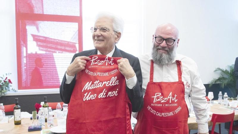 Mattarella chiama Pizzaut dopo il «bidone» dei 50 prof: «Il mio abbraccio ai ragazzi»