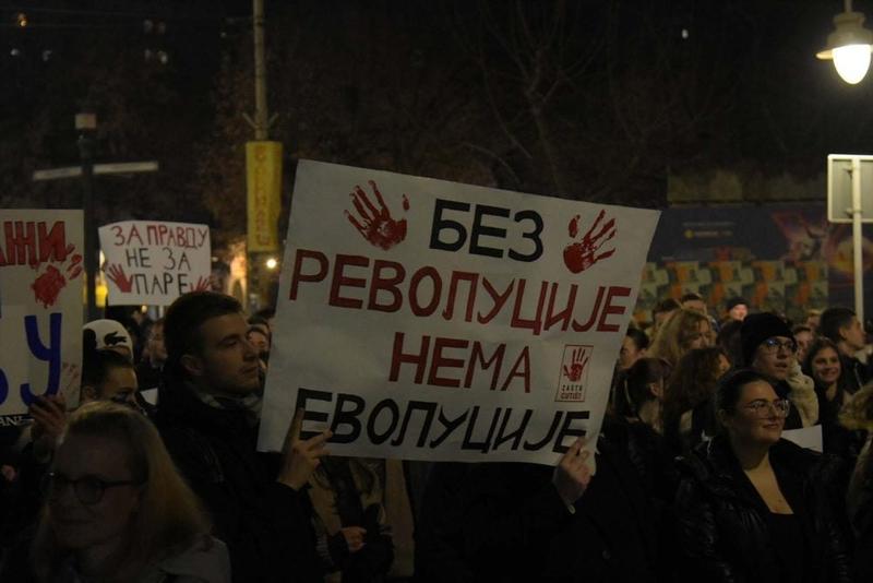 Protest ispred prostorija SNS u Nišu nakon intervencije policije u Novom Sadu