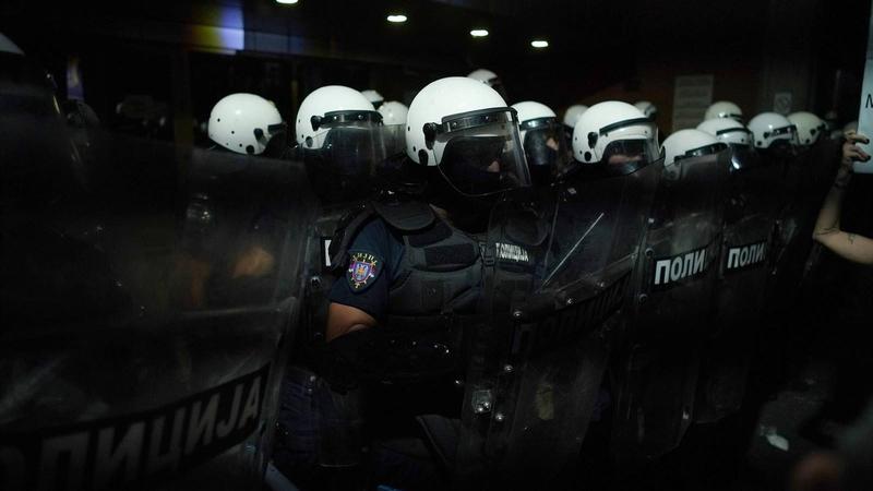 „Brutalne scene nasilja, cela Srbija protiv Vučića“: Kako su regionalni mediji izvestili o sinoćnjim događajima u Novom Sadu?