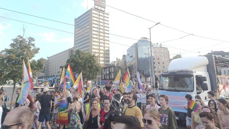 Protestna kolona Prajda prošetala Beogradom: Poruke solidarnosti sa studentima, poručeno „Vučiću odlazi“ i „Borimo se za prava“(VIDEO, FOTO)