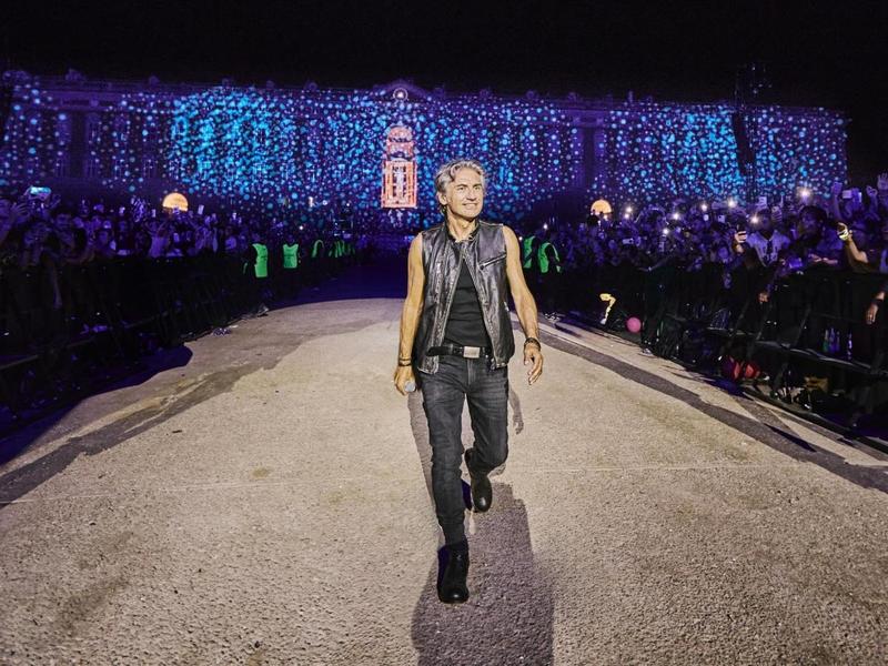 Ligabue alla Reggia, che nottecon 36mila fan in delirioE il cantante ringrazia Â«Sietestati una gran bottaÂ» | Video