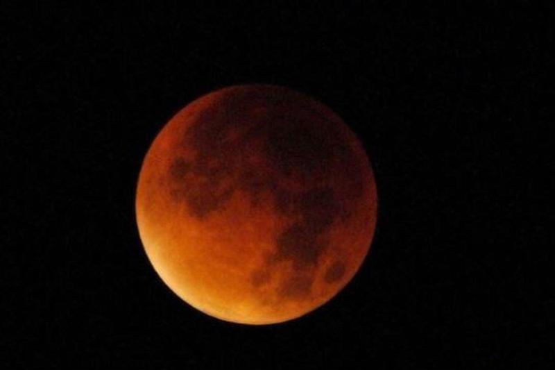 Eclissi lunare, a che ora vedere stasera lo spettacolo
