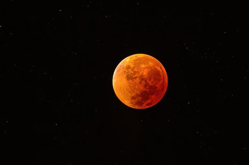 Luna rossa, oggi l'eclissi totale. Gli orari per seguire in Italia lo show in cielo /