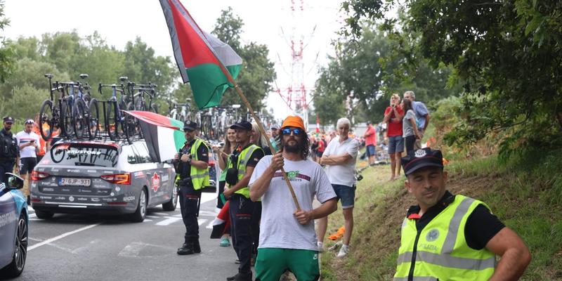 Spanischer Radprofi Romo stürzt wegen Protestaktion