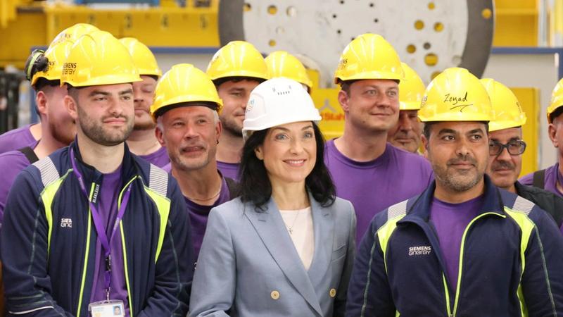 Katherina Reiche freut sich über einen Lückentext