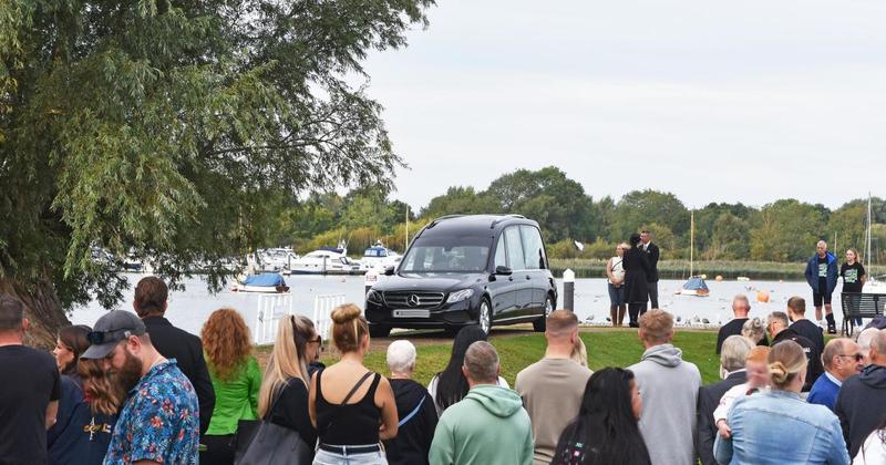 Community gathers to honour powerboat racer Brett Duncan at funeral parade