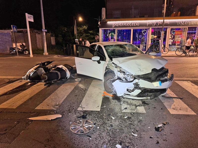 Incidente a Riccione, coppia in scooter travolta da auto. Sono gravi