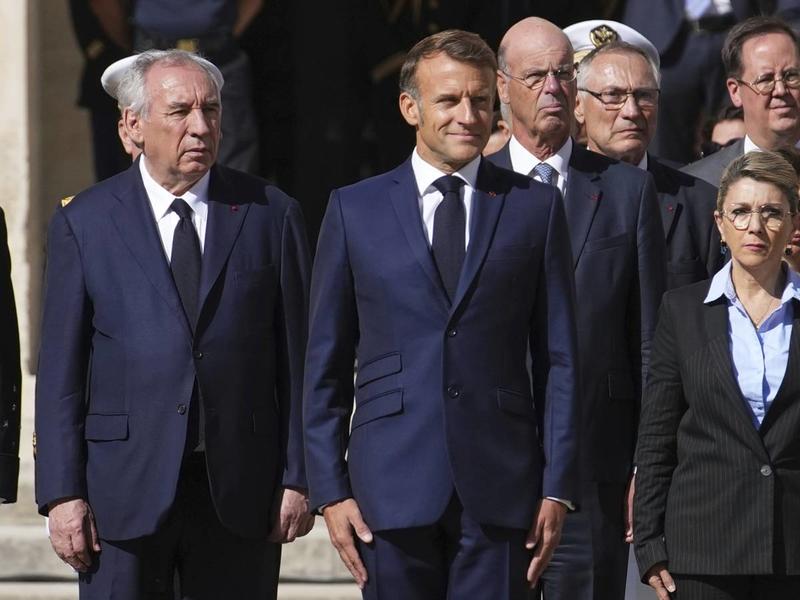 Perché Parigi muore di Stato (ma lo invoca)