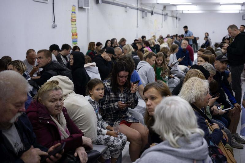 Attacco al cuore di Kiev, colpito il palazzo del governo. Meloni: “Putin aumenta la ferocia” /