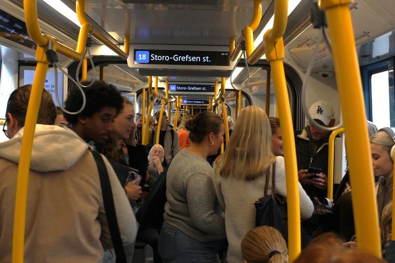 På vei ut av trikken er jeg tankefull. Det var ingen hjelp å få