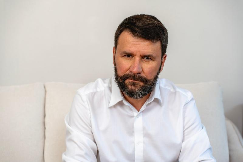 Pour sa première chronique - hebdomadaire - dans les pages « A Vif » de La Croix, Erwan Le Morhedec dresse un rapide portrait du monde dans lequel nous évoluons actuellement. Entre menaces outre Atlantique, fragilité européenne et crise politique en France, il promet à ses lecteurs de naviguer avec eux dans cet océan incertain.