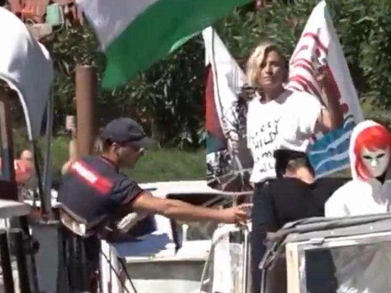 Dai set alla militanza pro Pal: Anna Foglietta fermata in Laguna con l'artista mascherata
