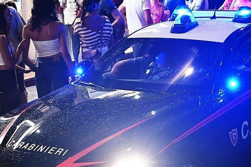 Rissa fuori da una locale a Marina: denunciati quattro ventenni, caccia agli altri